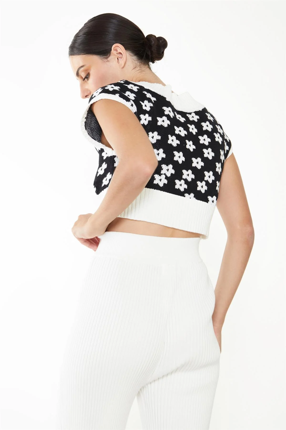 Black-White Retro-Flower  V-Neck Sleeveless Crop-Top - Image 2
