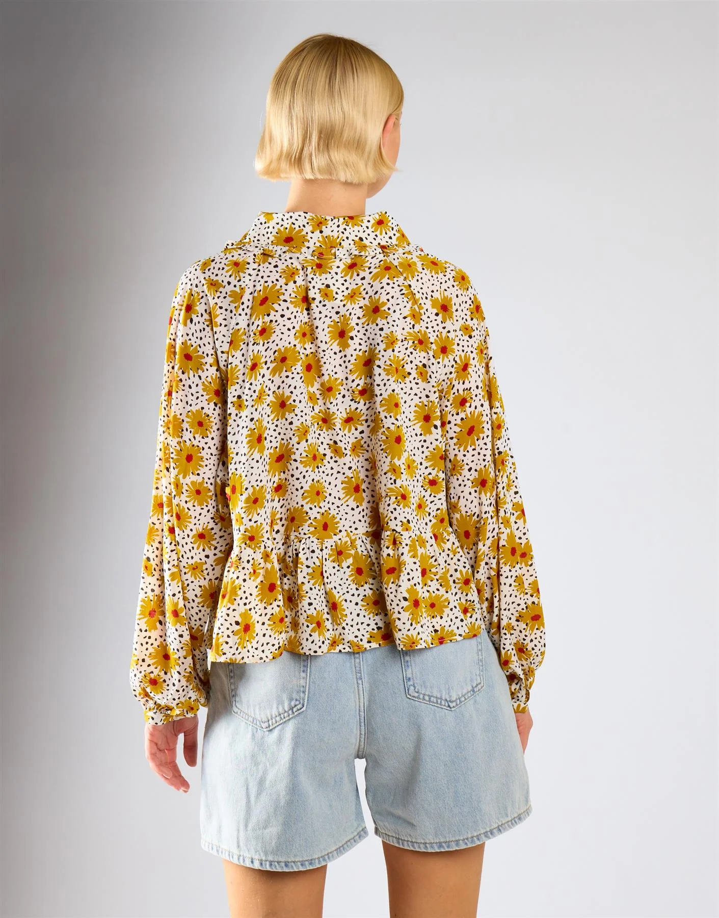 High Waist Rigid Denim Shorts - Light Vintage Wash - Image 4