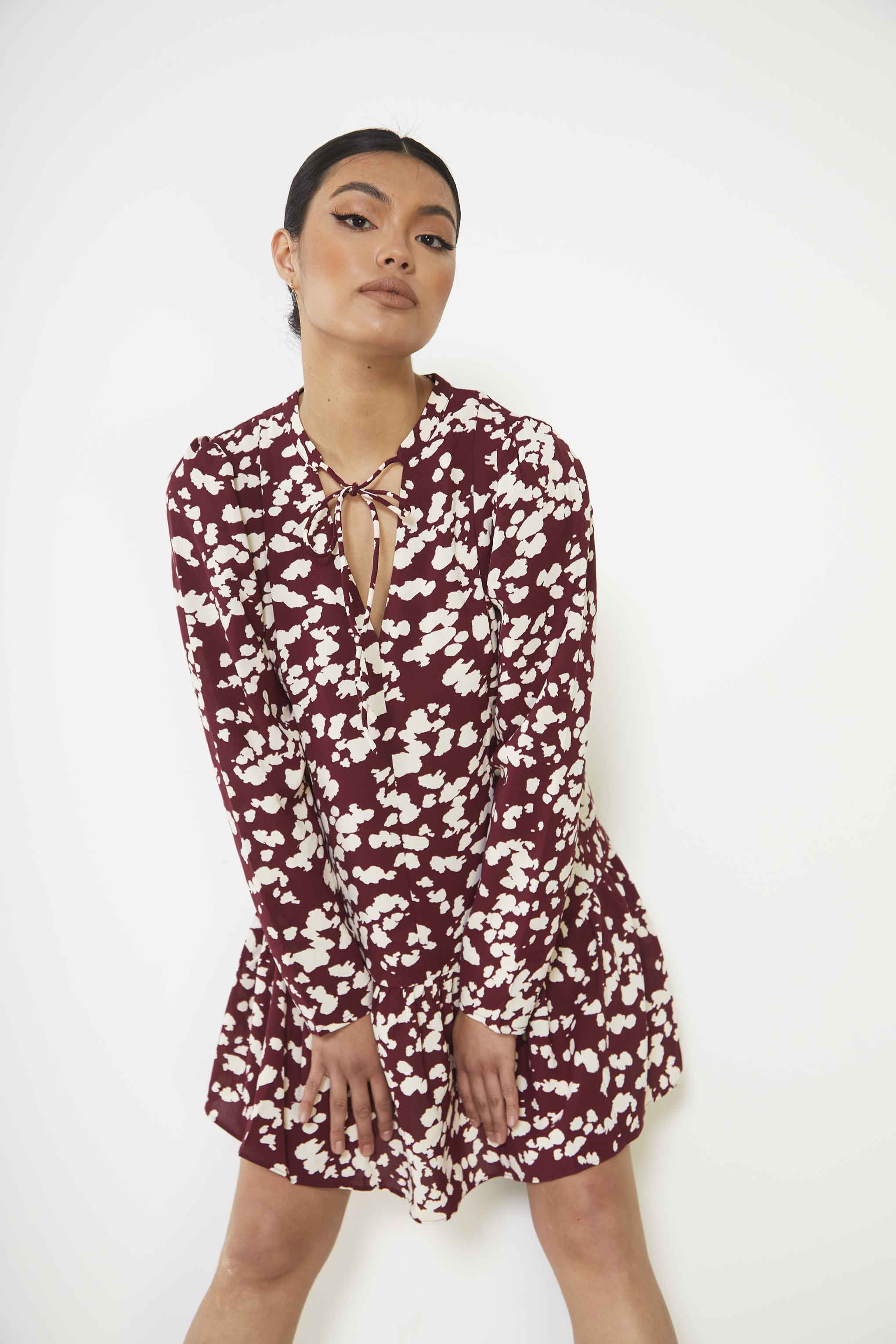 Glamorous Burgundy Cream Abstract Mini Dress with Ruffle Hem and Long Sleeves - Image 2