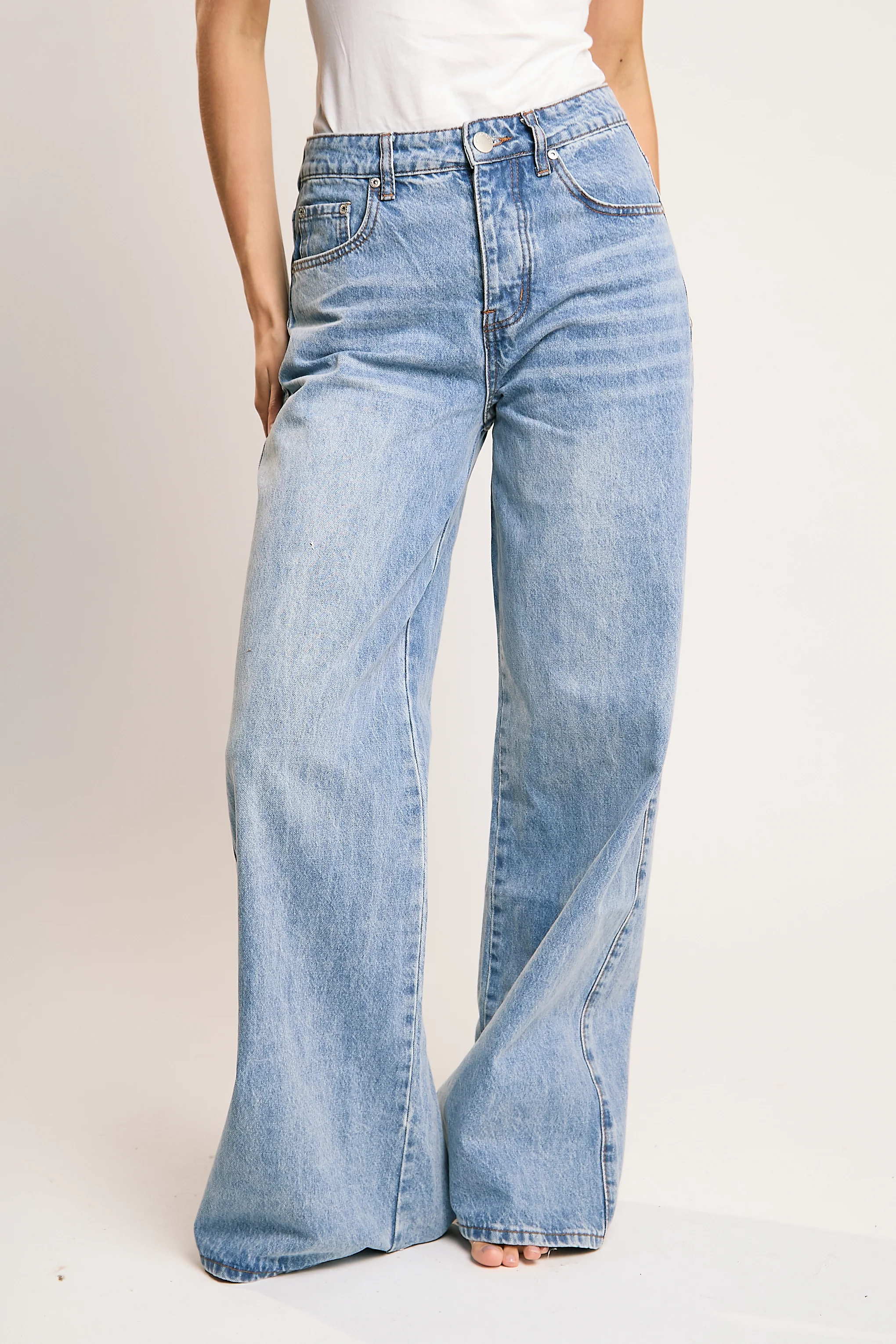 Mid Stonewash Wide-Leg Jeans - Image 3