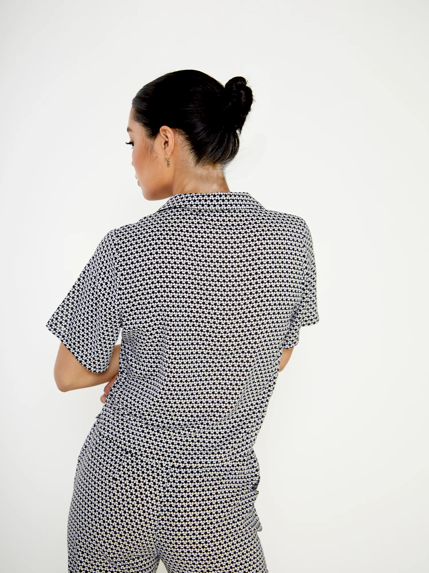 Glamorous Geometric Ditsy Button Front Short Sleeve Shirt - Image 2