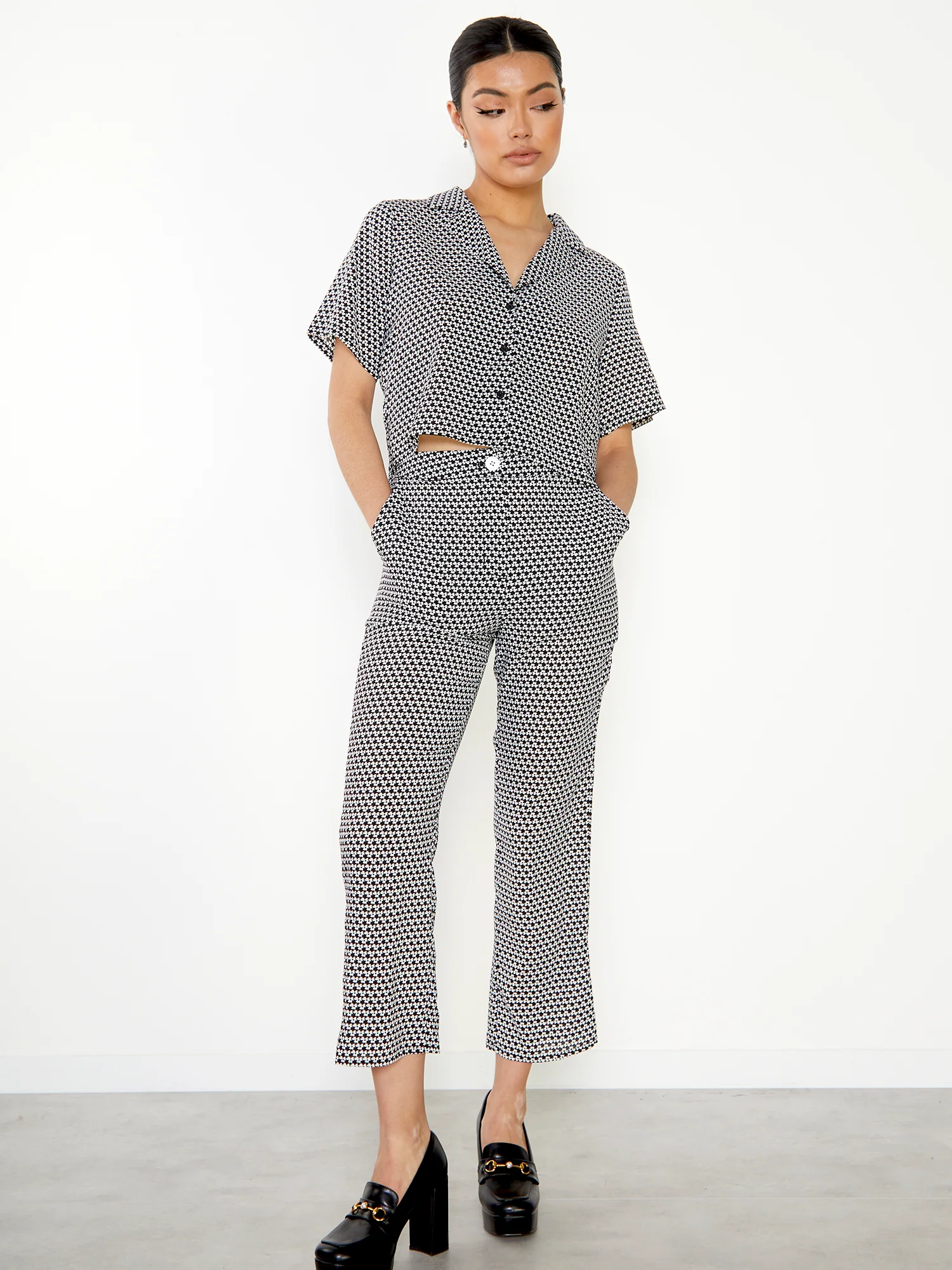 Glamorous Geometric Ditsy Button Front Short Sleeve Shirt - Image 4