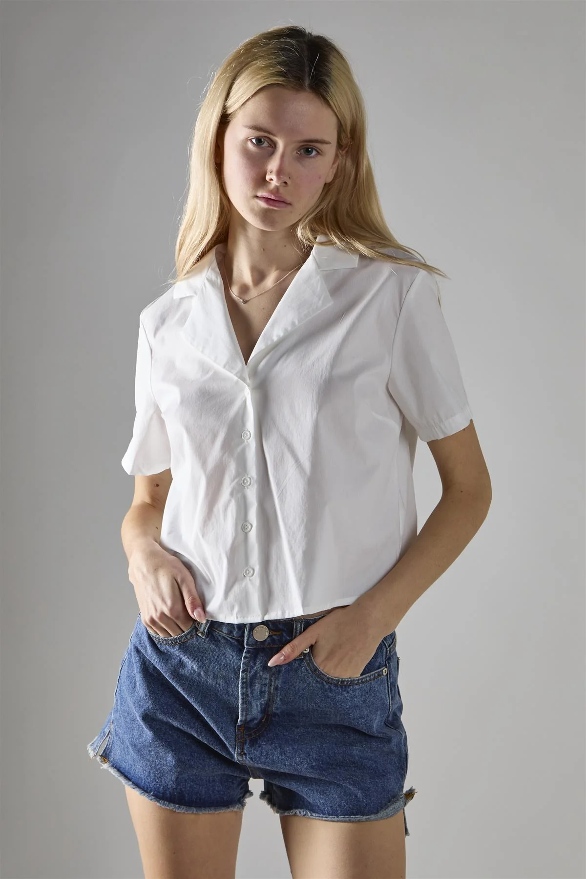 Mid Stonewash Denim Low-Rise-Shorts - Image 3