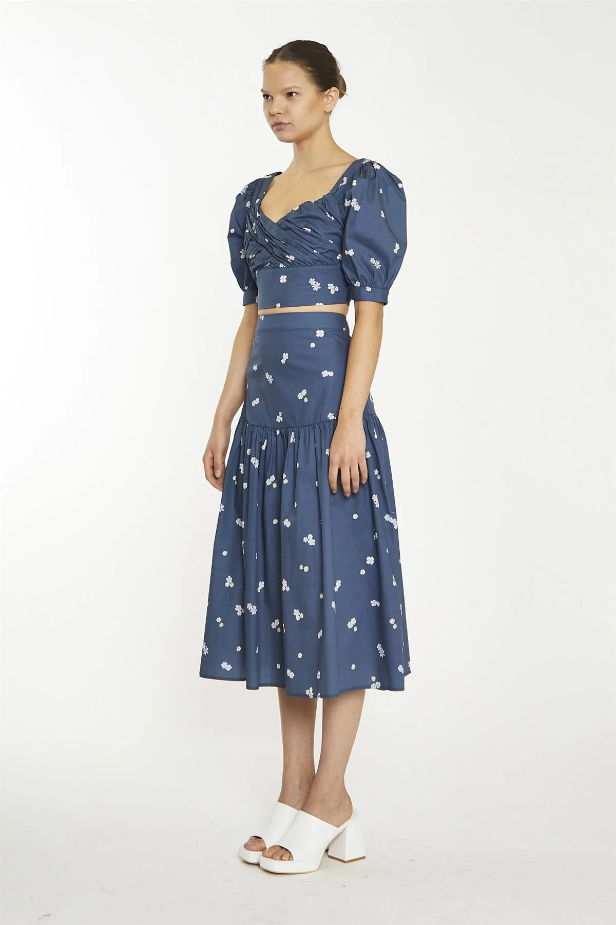 Navy Scattered Flower Sweetheart Neckline Crop-Top - Image 4